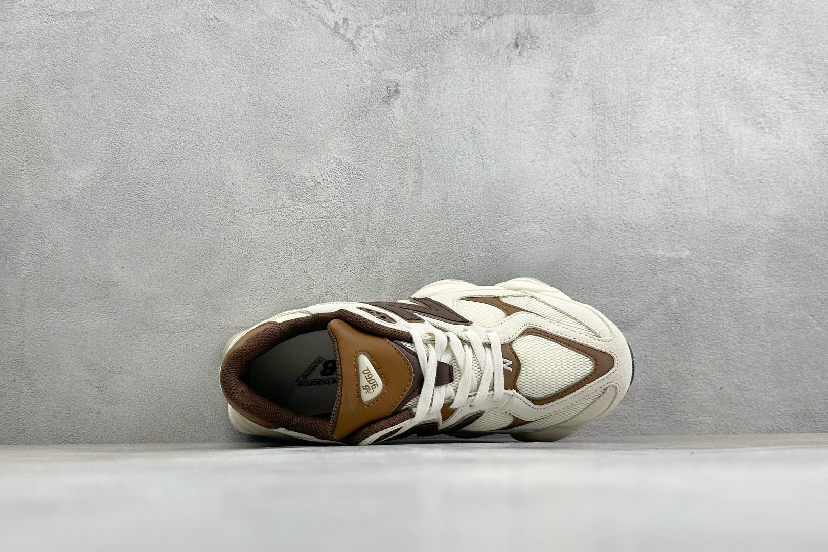 BF版New Balance NB9060 复古休闲运动慢跑鞋 #最强性价版 采用大面积网眼以及麂皮材质覆盖鞋身，还原经