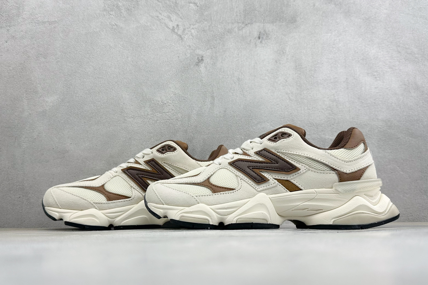 BF版New Balance NB9060 复古休闲运动慢跑鞋 #最强性价版 采用大面积网眼以及麂皮材质覆盖鞋身，还原经