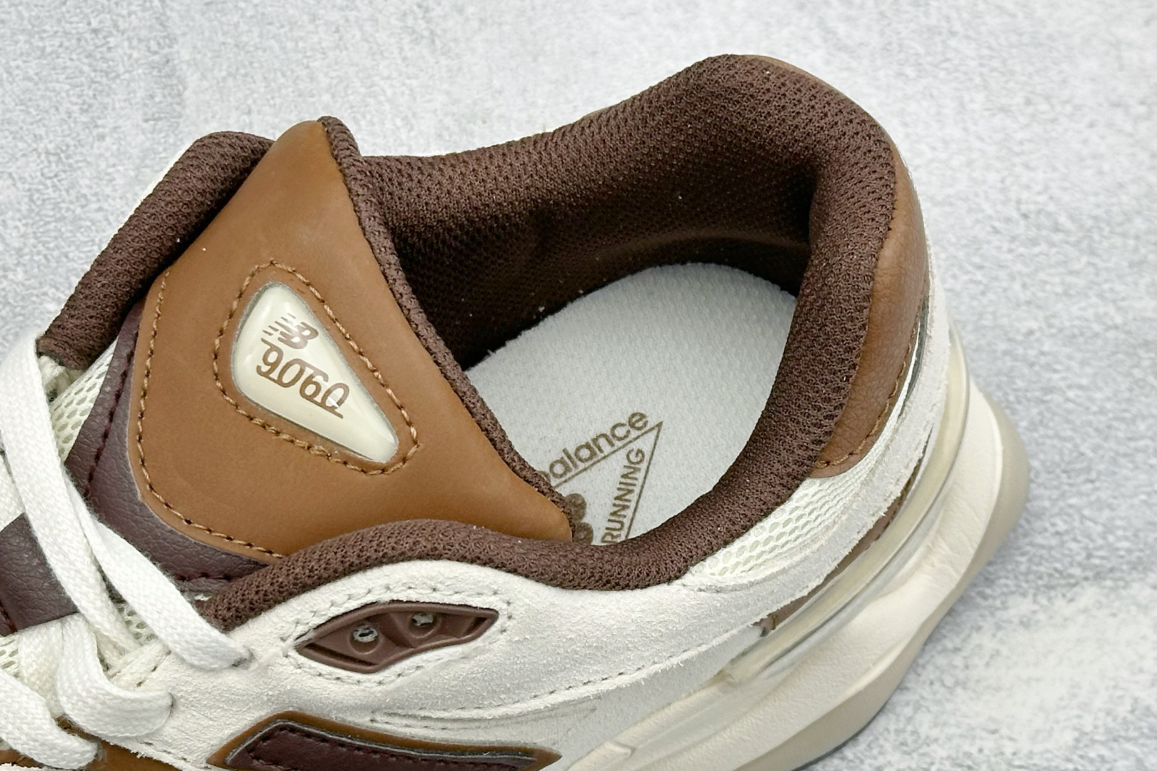 BF版New Balance NB9060 复古休闲运动慢跑鞋 #最强性价版 采用大面积网眼以及麂皮材质覆盖鞋身，还原经