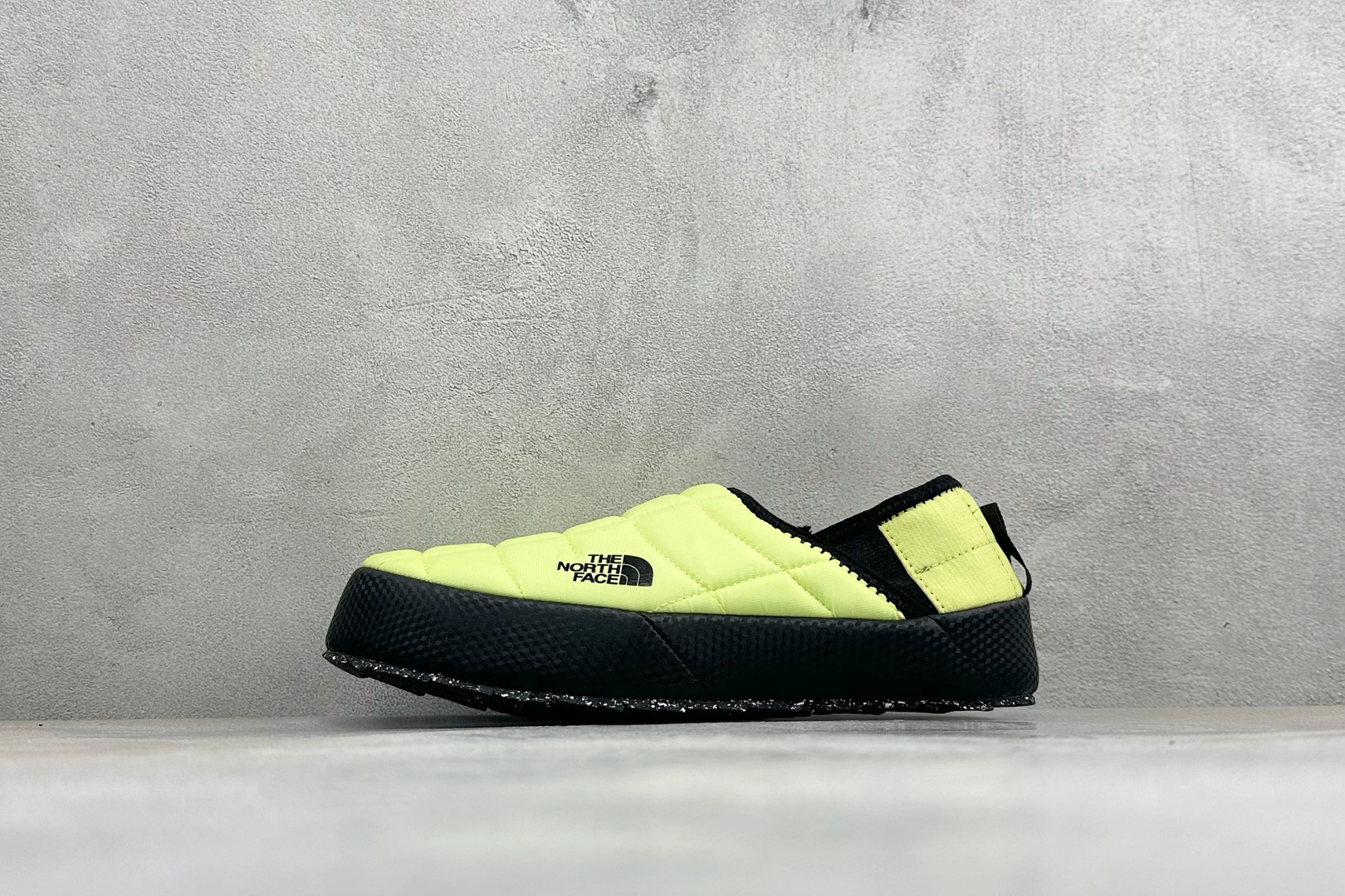 The North Face 北面一脚蹬保暖棉鞋 秋冬懒人刚需款，居家、露营、日常出行一双搞定✨ ✅经典绗缝面料，具备防