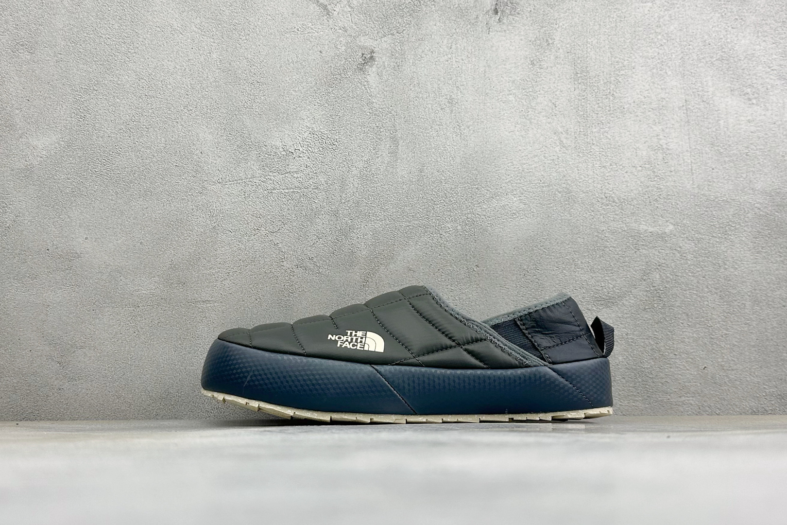 The North Face 北面一脚蹬保暖棉鞋 秋冬懒人刚需款，居家、露营、日常出行一双搞定✨ ✅经典绗缝面料，具备防
