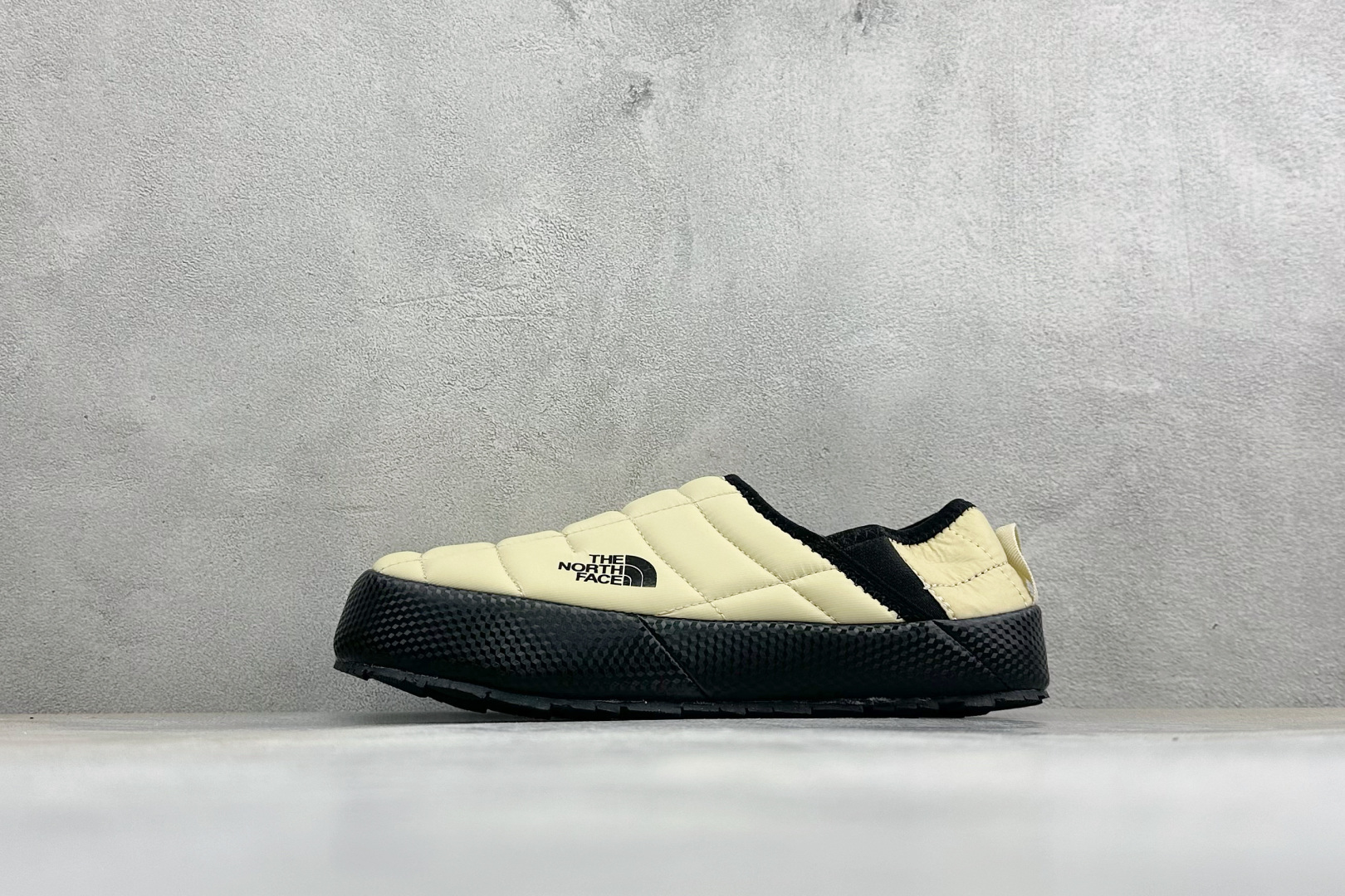 The North Face 北面一脚蹬保暖棉鞋 秋冬懒人刚需款，居家、露营、日常出行一双搞定✨ ✅经典绗缝面料，具备防