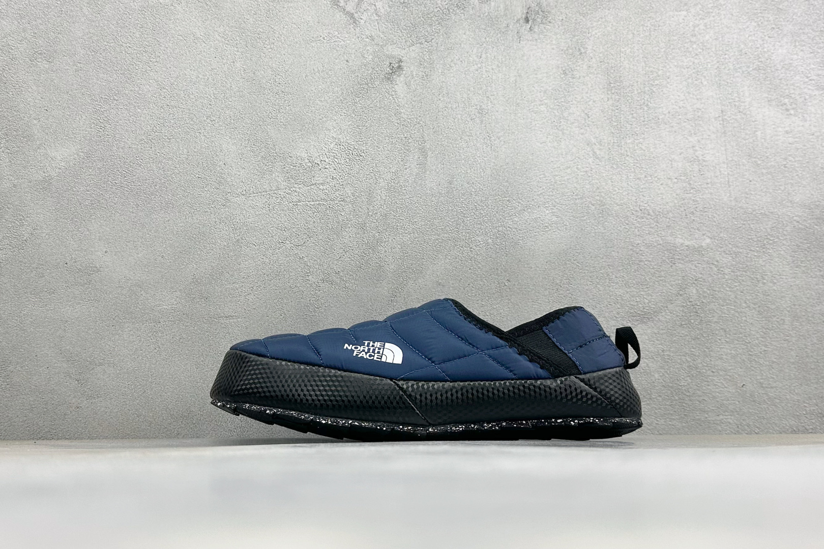 The North Face 北面一脚蹬保暖棉鞋 秋冬懒人刚需款，居家、露营、日常出行一双搞定✨ ✅经典绗缝面料，具备防