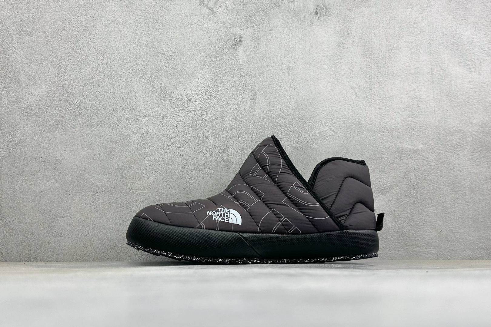 The North Face 北面一脚蹬高帮保暖棉鞋 秋冬懒人刚需款，居家、露营、日常出行一双搞定✨ ✅经典绗缝面料，具