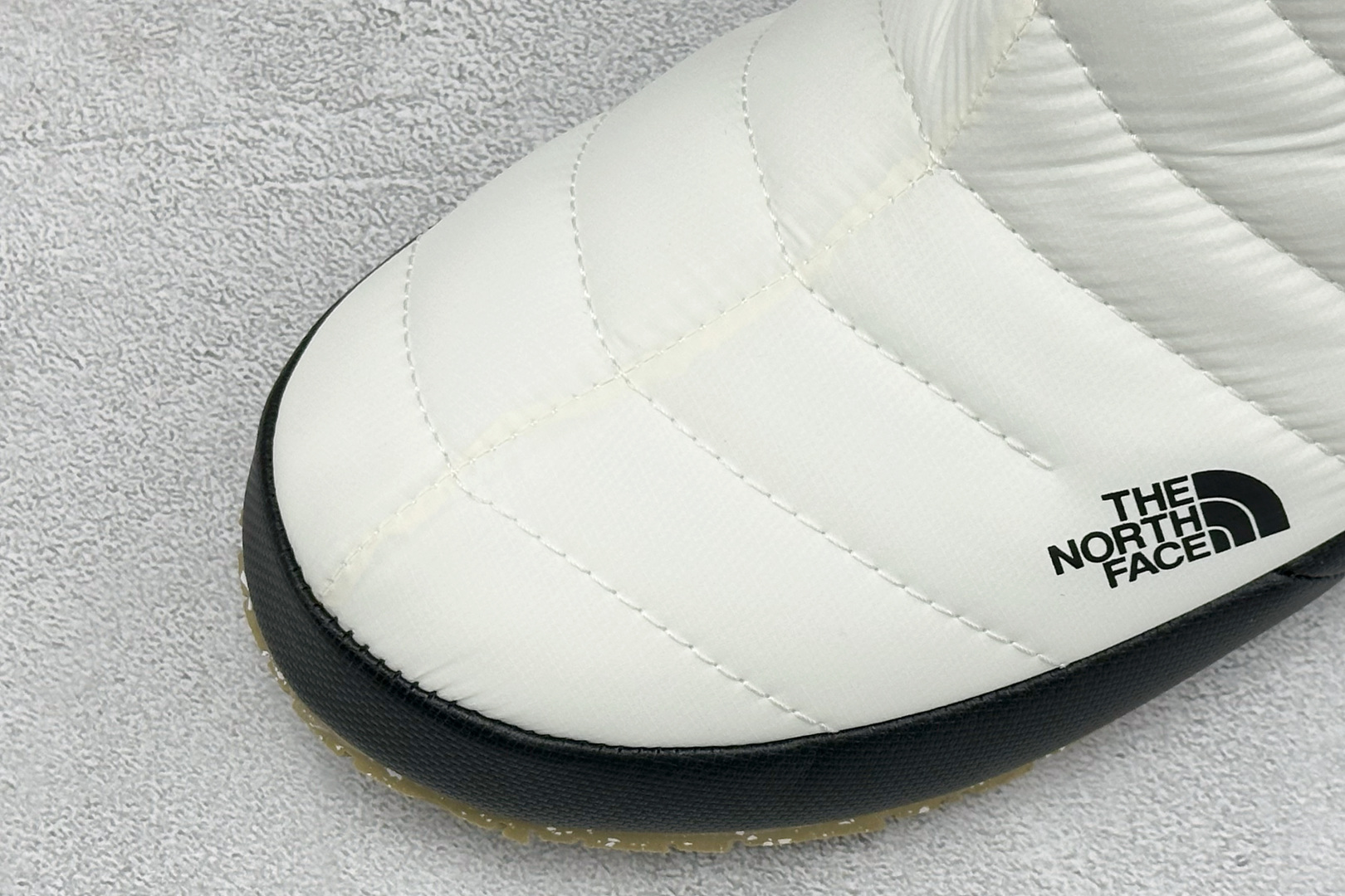 The North Face 北面一脚蹬高帮保暖棉鞋 秋冬懒人刚需款，居家、露营、日常出行一双搞定✨ ✅经典绗缝面料，具