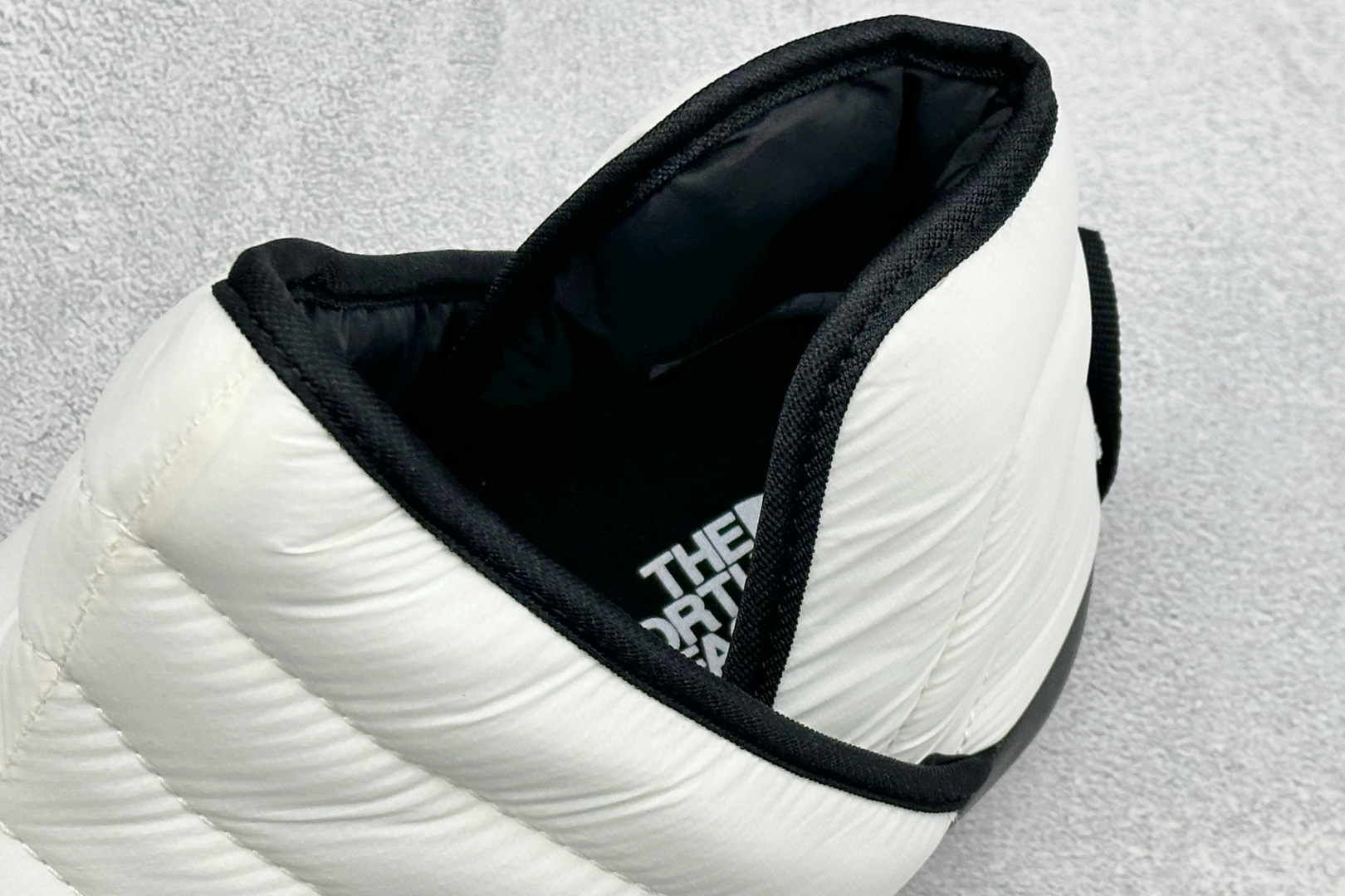 The North Face 北面一脚蹬高帮保暖棉鞋 秋冬懒人刚需款，居家、露营、日常出行一双搞定✨ ✅经典绗缝面料，具