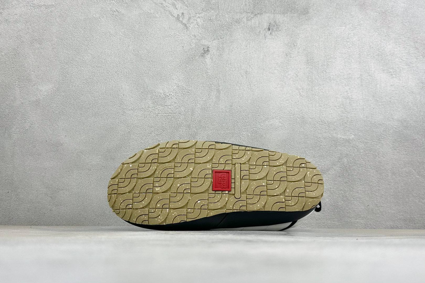 The North Face 北面一脚蹬高帮保暖棉鞋 秋冬懒人刚需款，居家、露营、日常出行一双搞定✨ ✅经典绗缝面料，具