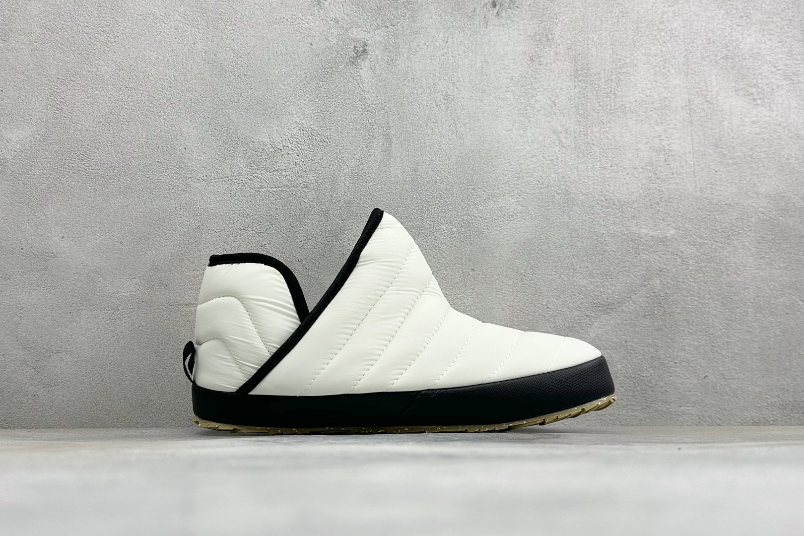 The North Face 北面一脚蹬高帮保暖棉鞋 秋冬懒人刚需款，居家、露营、日常出行一双搞定✨ ✅经典绗缝面料，具