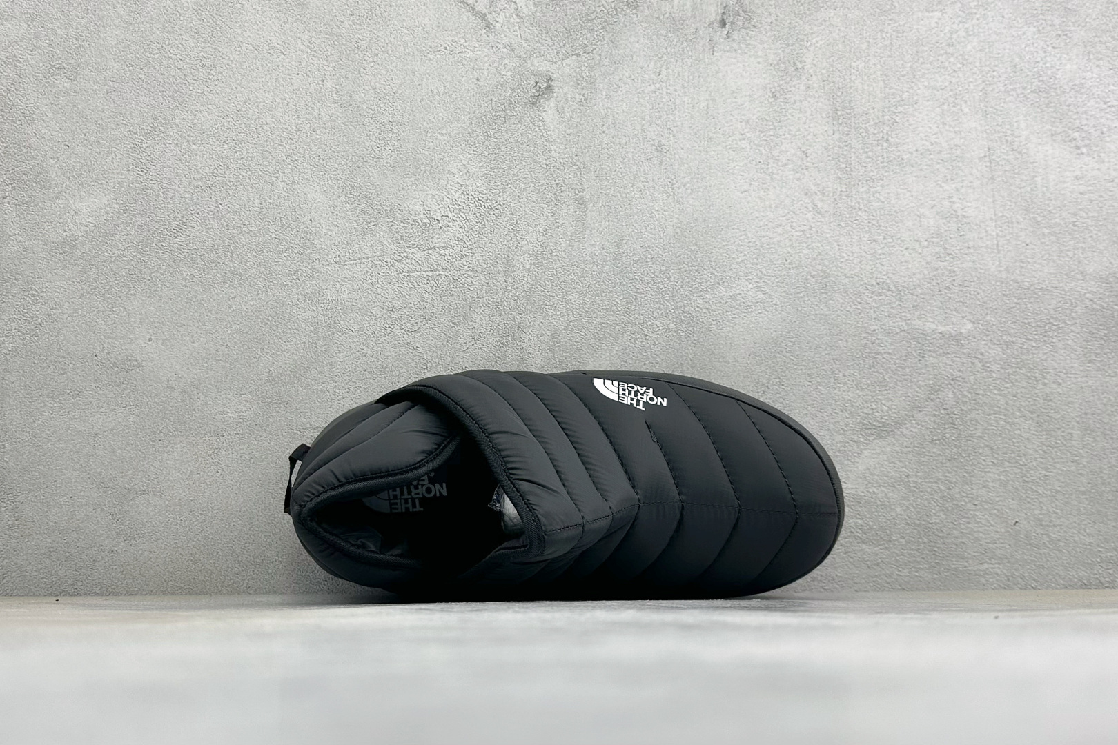 The North Face 北面一脚蹬高帮保暖棉鞋 秋冬懒人刚需款，居家、露营、日常出行一双搞定✨ ✅经典绗缝面料，具