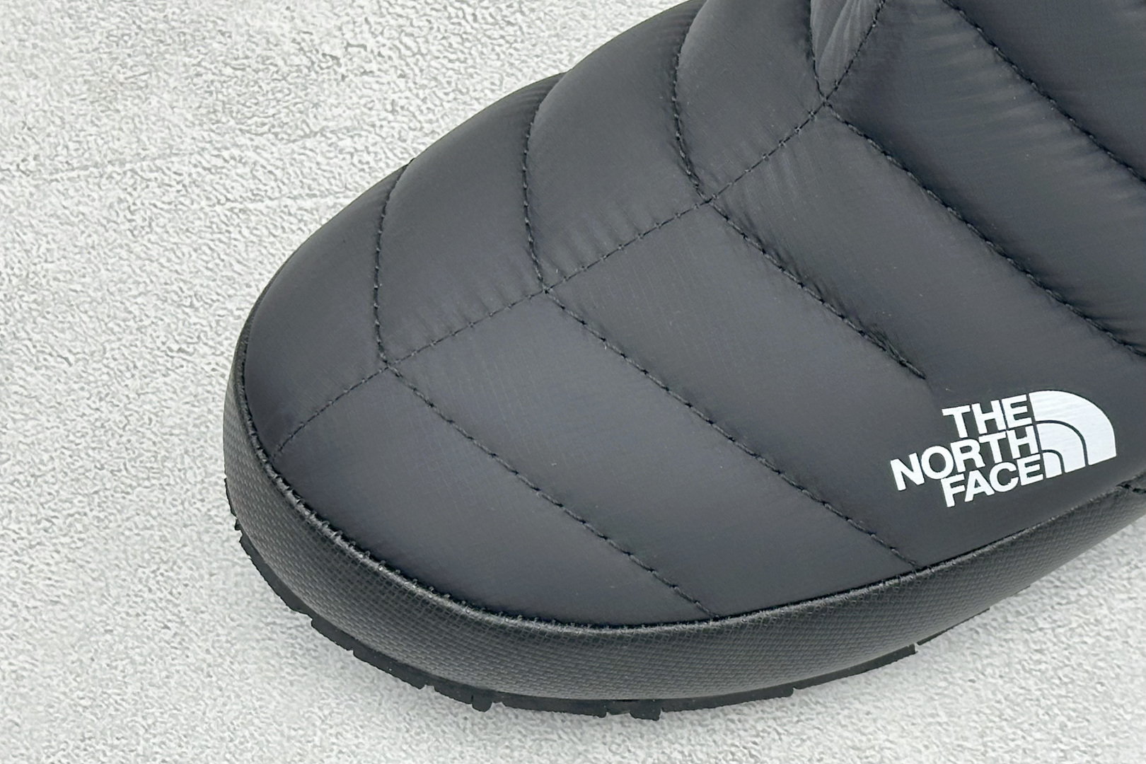 The North Face 北面一脚蹬高帮保暖棉鞋 秋冬懒人刚需款，居家、露营、日常出行一双搞定✨ ✅经典绗缝面料，具