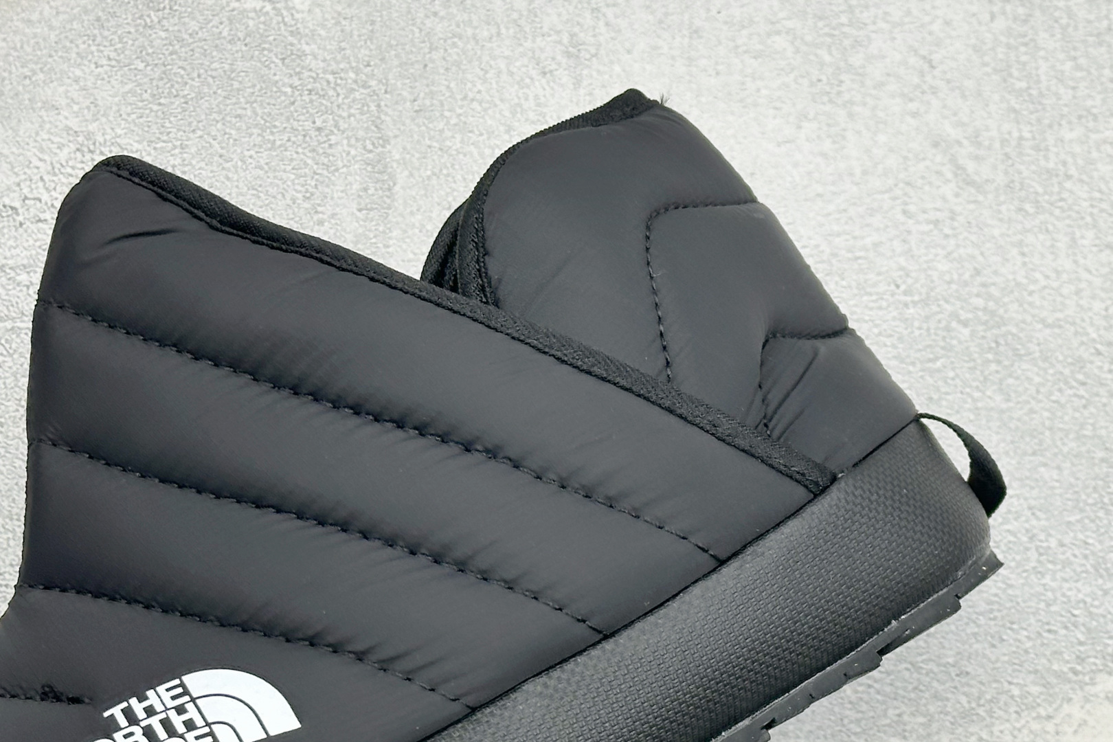The North Face 北面一脚蹬高帮保暖棉鞋 秋冬懒人刚需款，居家、露营、日常出行一双搞定✨ ✅经典绗缝面料，具