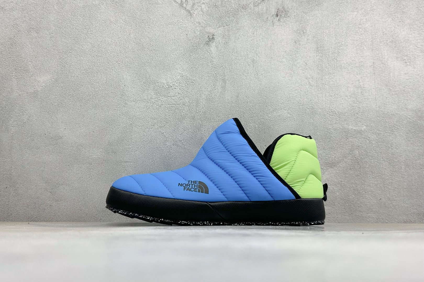 The North Face 北面一脚蹬高帮保暖棉鞋 秋冬懒人刚需款，居家、露营、日常出行一双搞定✨ ✅经典绗缝面料，具