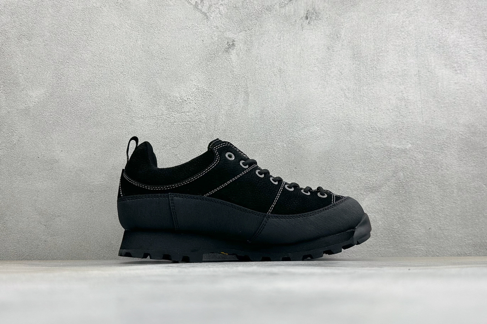 CRISPI Monaco 摩纳哥 GTX 登山 耐磨防水 户外功能鞋 CRISPI是一款登山鞋品牌，公司依靠的是对于制