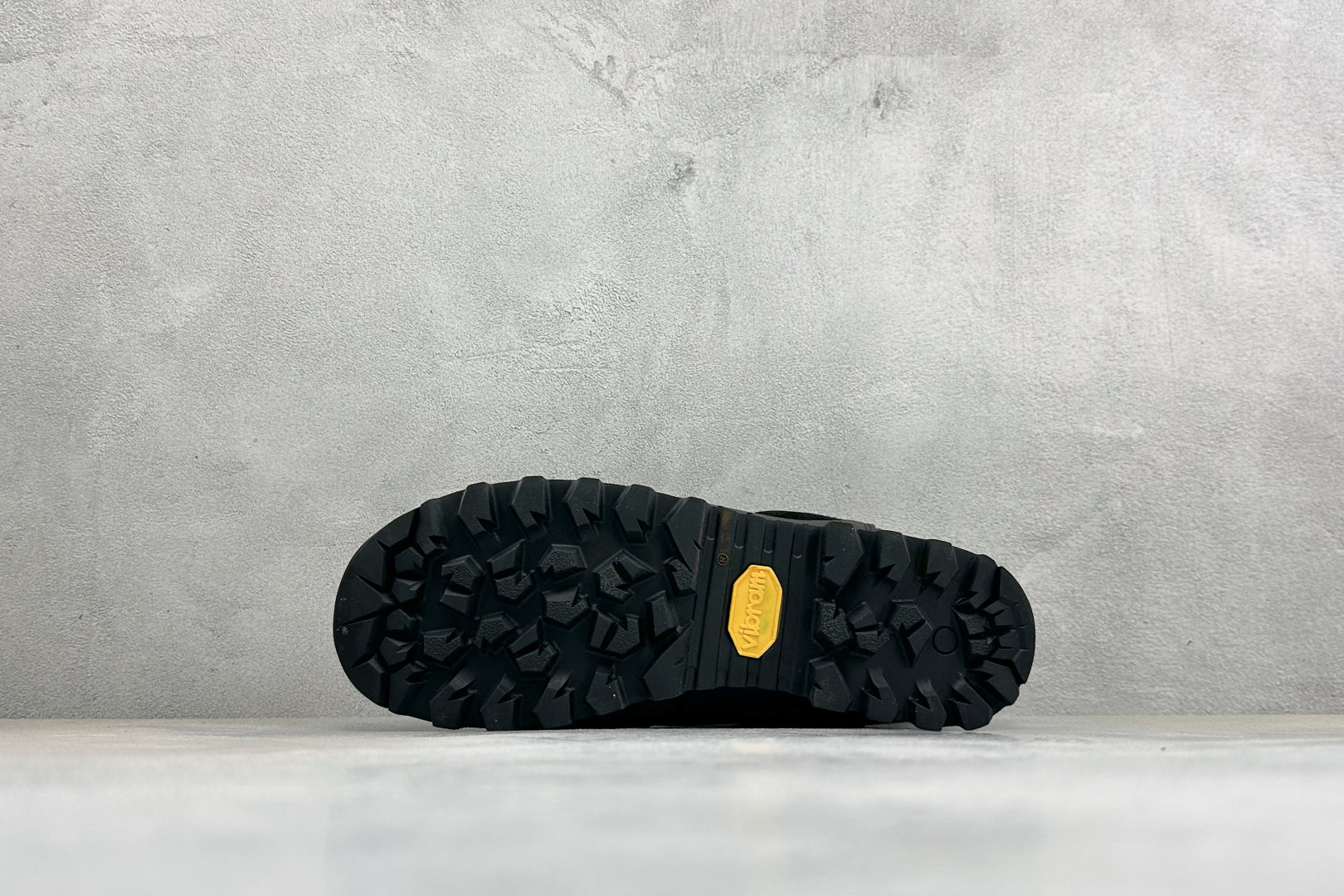 CRISPI Monaco 摩纳哥 GTX 登山 耐磨防水 户外功能鞋 CRISPI是一款登山鞋品牌，公司依靠的是对于制