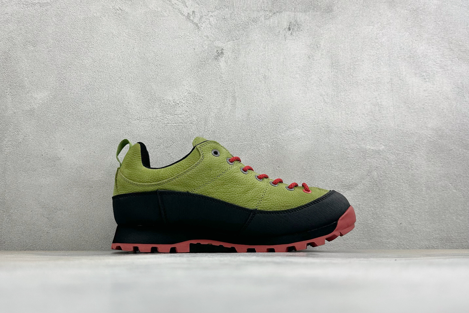 CRISPI Monaco 摩纳哥 GTX 登山 耐磨防水 户外功能鞋 CRISPI是一款登山鞋品牌，公司依靠的是对于制