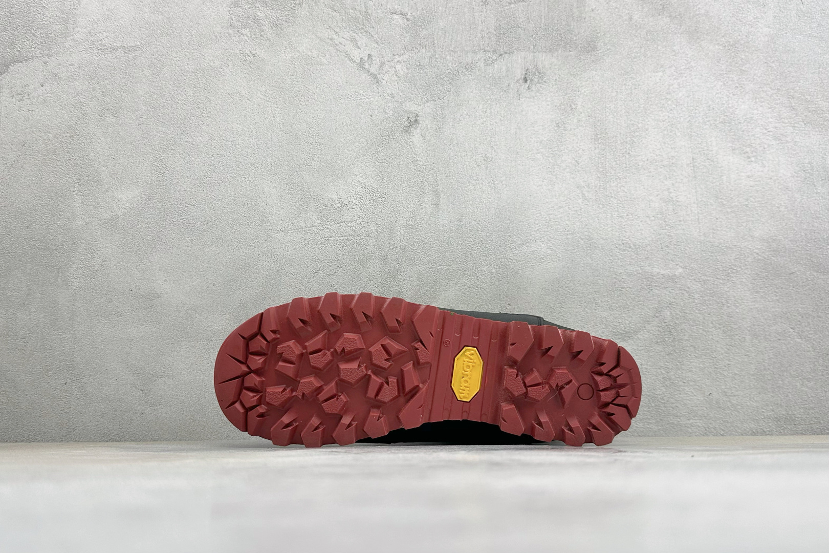 CRISPI Monaco 摩纳哥 GTX 登山 耐磨防水 户外功能鞋 CRISPI是一款登山鞋品牌，公司依靠的是对于制