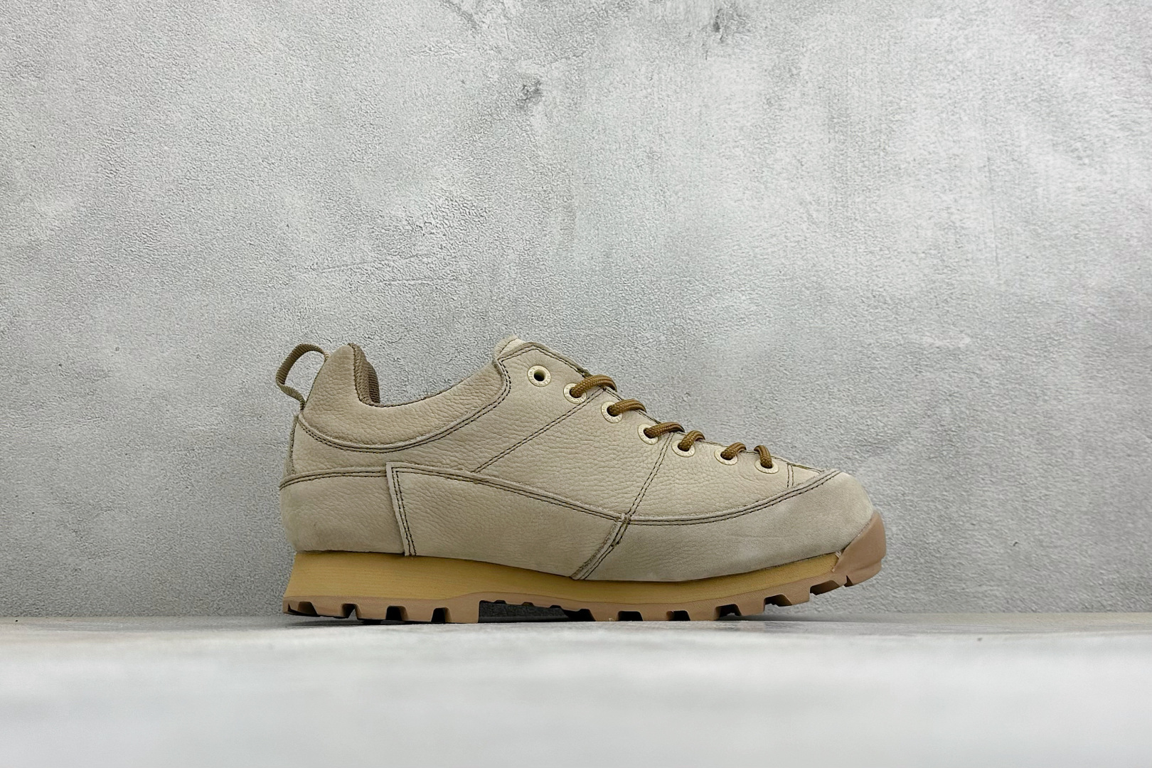 CRISPI Monaco 摩纳哥 GTX 登山 耐磨防水 户外功能鞋 CRISPI是一款登山鞋品牌，公司依靠的是对于制