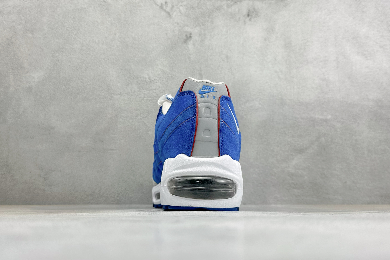 GS版NIKE AIR MAX 95 TT 气垫复古百搭休闲运动跑鞋 这双鞋采用前脚掌开窗式气垫 这种设计在当时是前所未