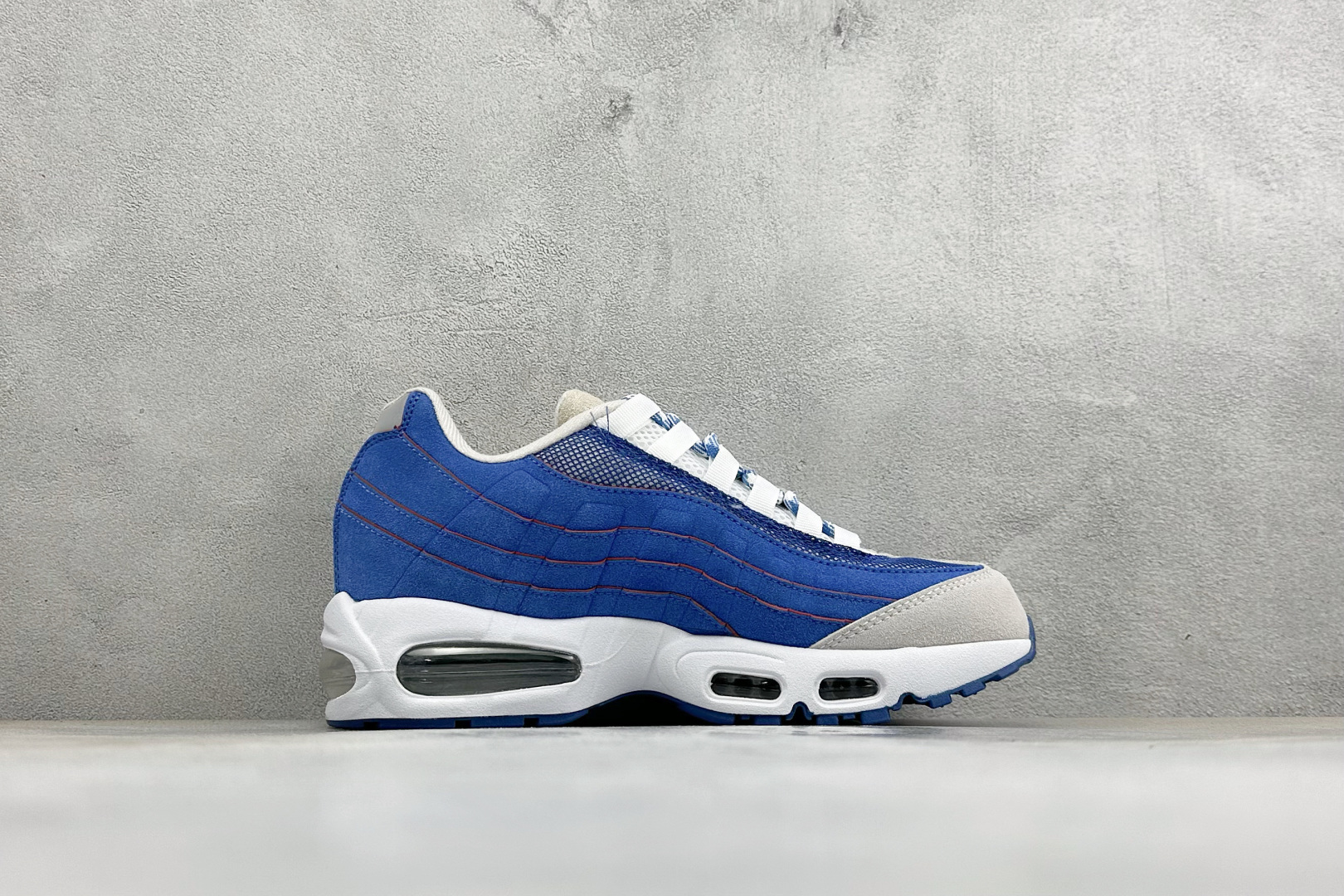 GS版NIKE AIR MAX 95 TT 气垫复古百搭休闲运动跑鞋 这双鞋采用前脚掌开窗式气垫 这种设计在当时是前所未