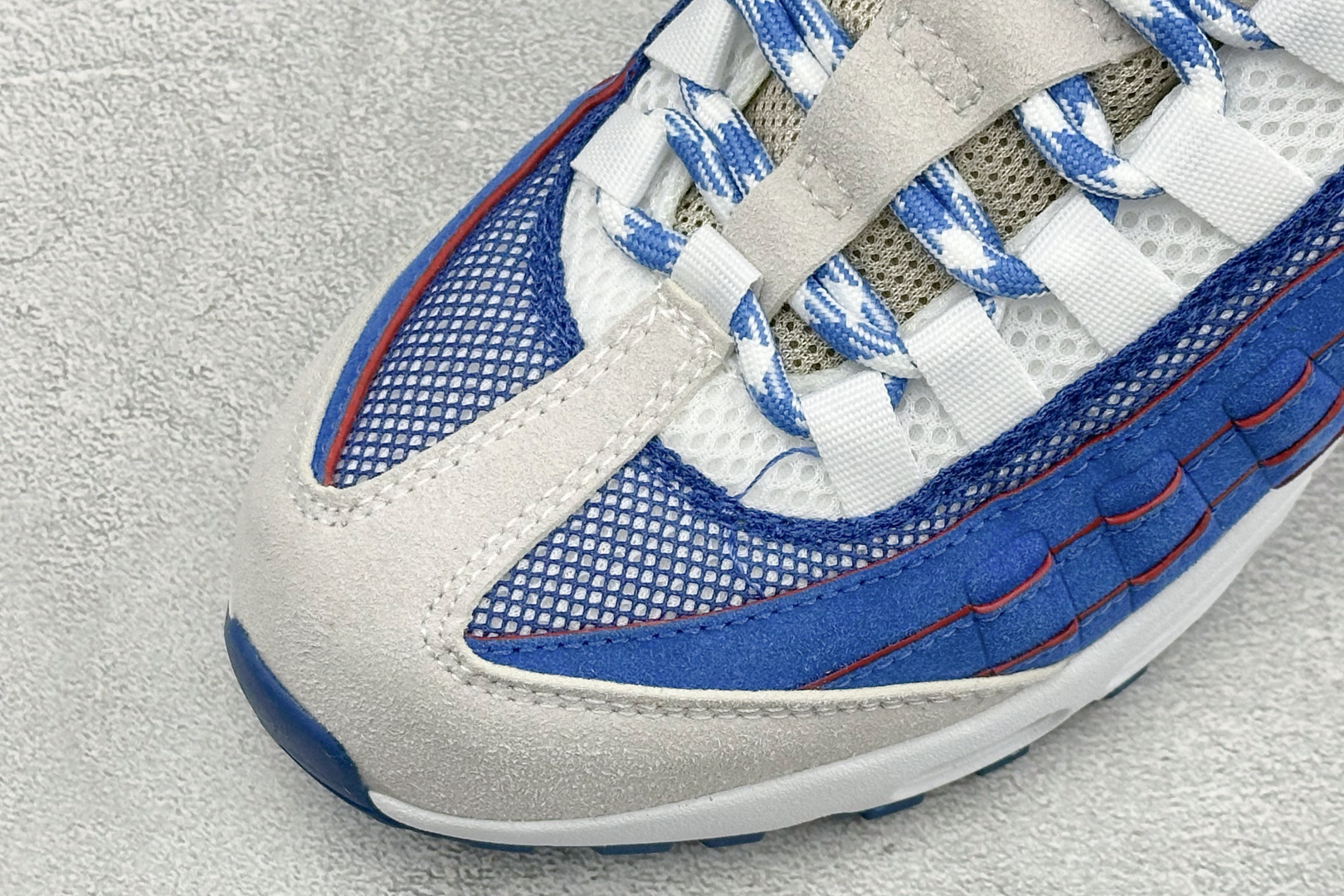 GS版NIKE AIR MAX 95 TT 气垫复古百搭休闲运动跑鞋 这双鞋采用前脚掌开窗式气垫 这种设计在当时是前所未