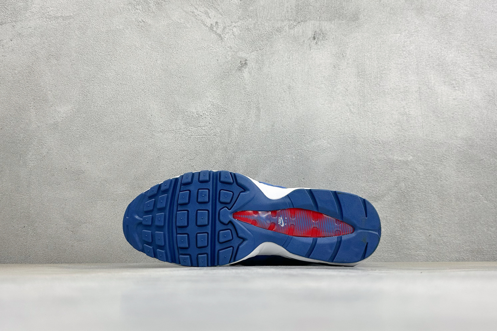 GS版NIKE AIR MAX 95 TT 气垫复古百搭休闲运动跑鞋 这双鞋采用前脚掌开窗式气垫 这种设计在当时是前所未