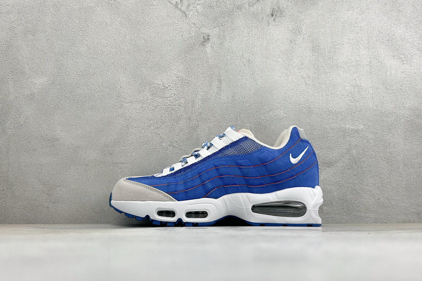 GS版NIKE AIR MAX 95 TT 气垫复古百搭休闲运动跑鞋 这双鞋采用前脚掌开窗式气垫 这种设计在当时是前所未