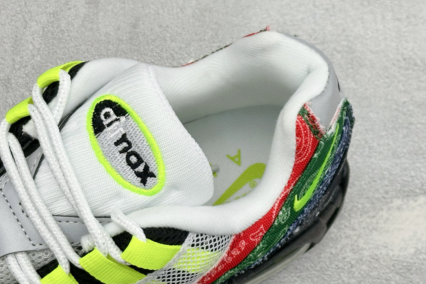 GS版NIKE AIR MAX 95 TT 气垫复古百搭休闲运动跑鞋 这双鞋采用前脚掌开窗式气垫 这种设计在当时是前所未