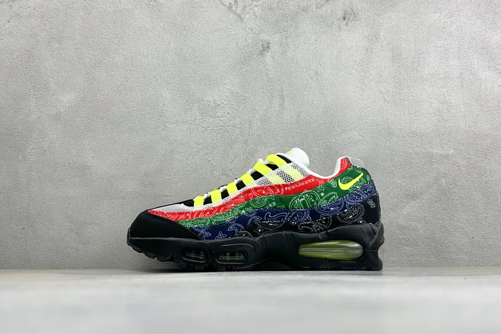 GS版NIKE AIR MAX 95 TT 气垫复古百搭休闲运动跑鞋 这双鞋采用前脚掌开窗式气垫 这种设计在当时是前所未
