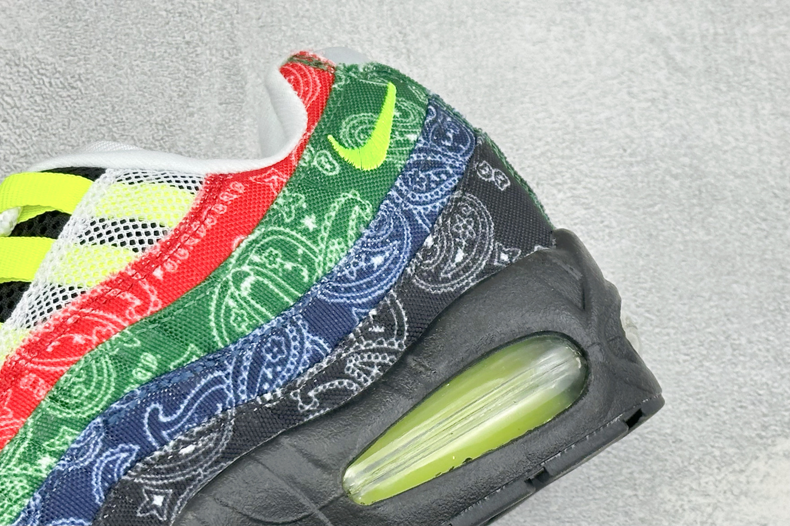 GS版NIKE AIR MAX 95 TT 气垫复古百搭休闲运动跑鞋 这双鞋采用前脚掌开窗式气垫 这种设计在当时是前所未