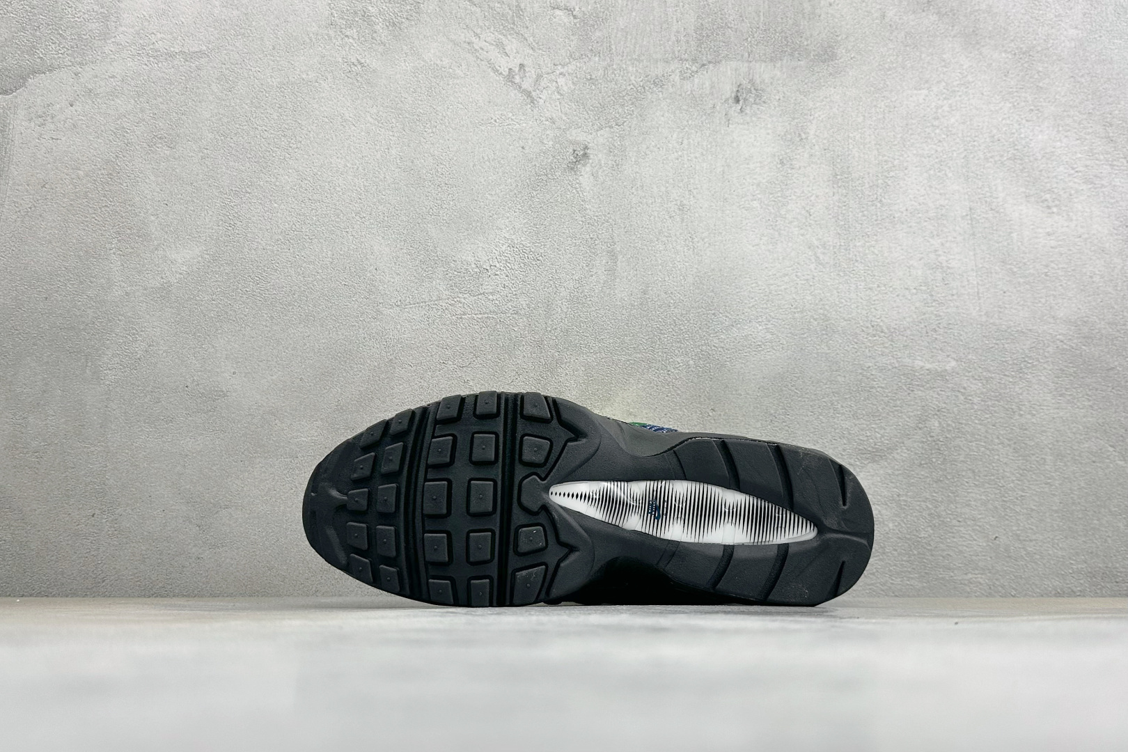 GS版NIKE AIR MAX 95 TT 气垫复古百搭休闲运动跑鞋 这双鞋采用前脚掌开窗式气垫 这种设计在当时是前所未