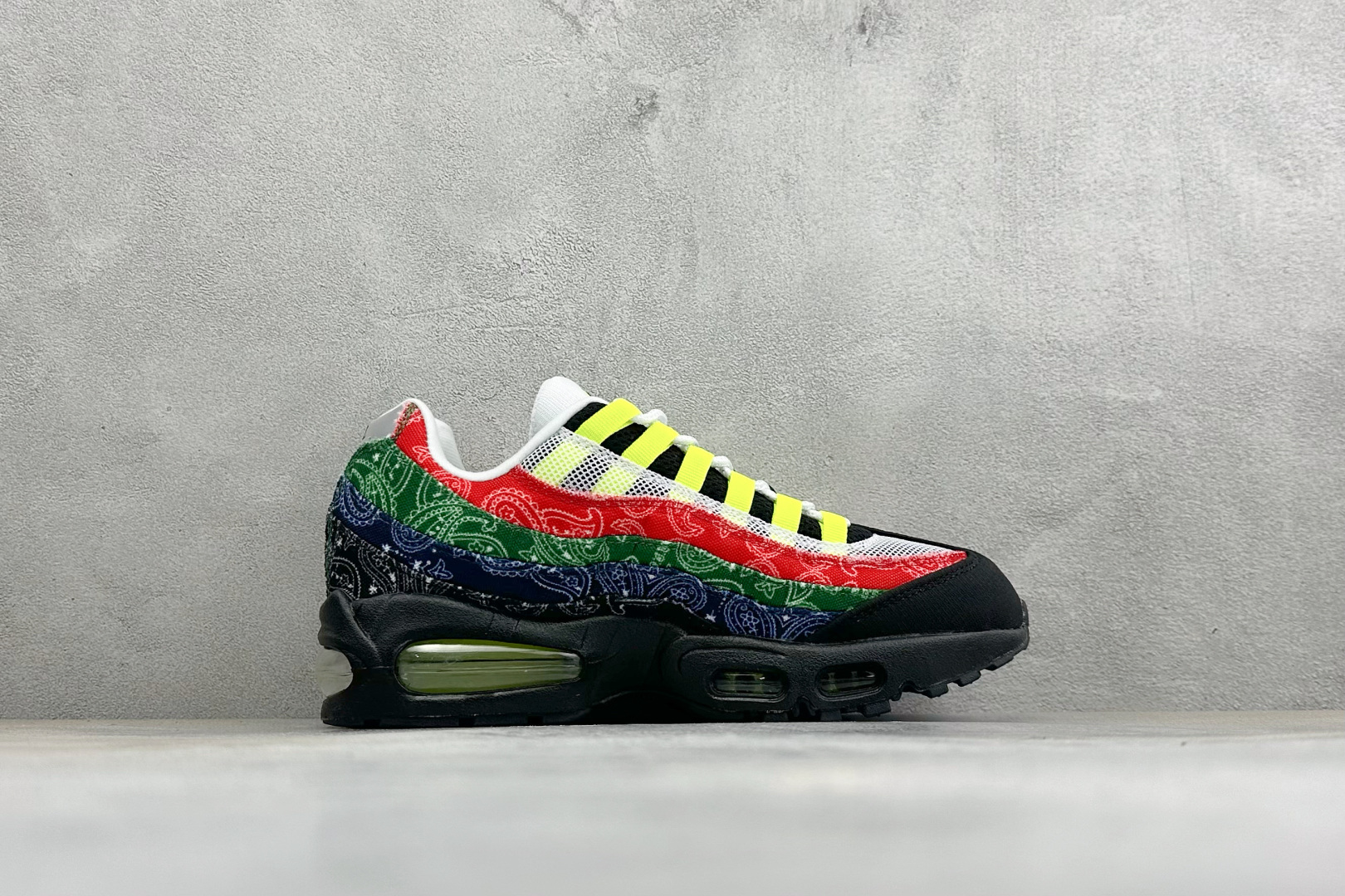 GS版NIKE AIR MAX 95 TT 气垫复古百搭休闲运动跑鞋 这双鞋采用前脚掌开窗式气垫 这种设计在当时是前所未