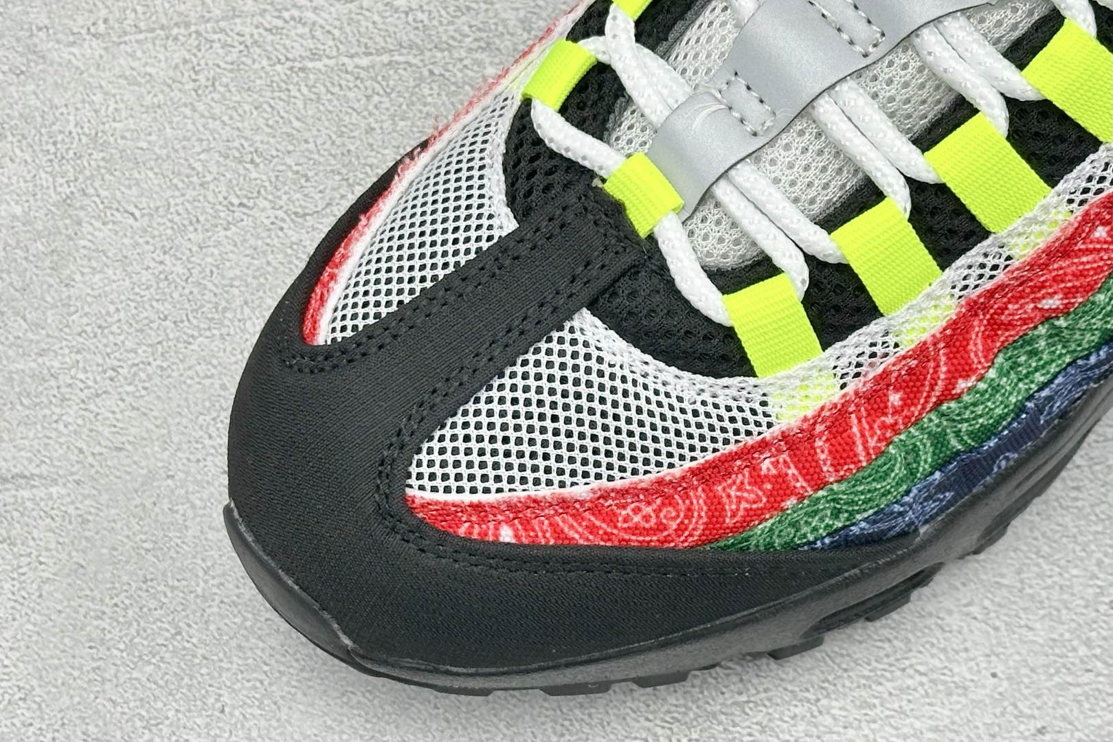 GS版NIKE AIR MAX 95 TT 气垫复古百搭休闲运动跑鞋 这双鞋采用前脚掌开窗式气垫 这种设计在当时是前所未