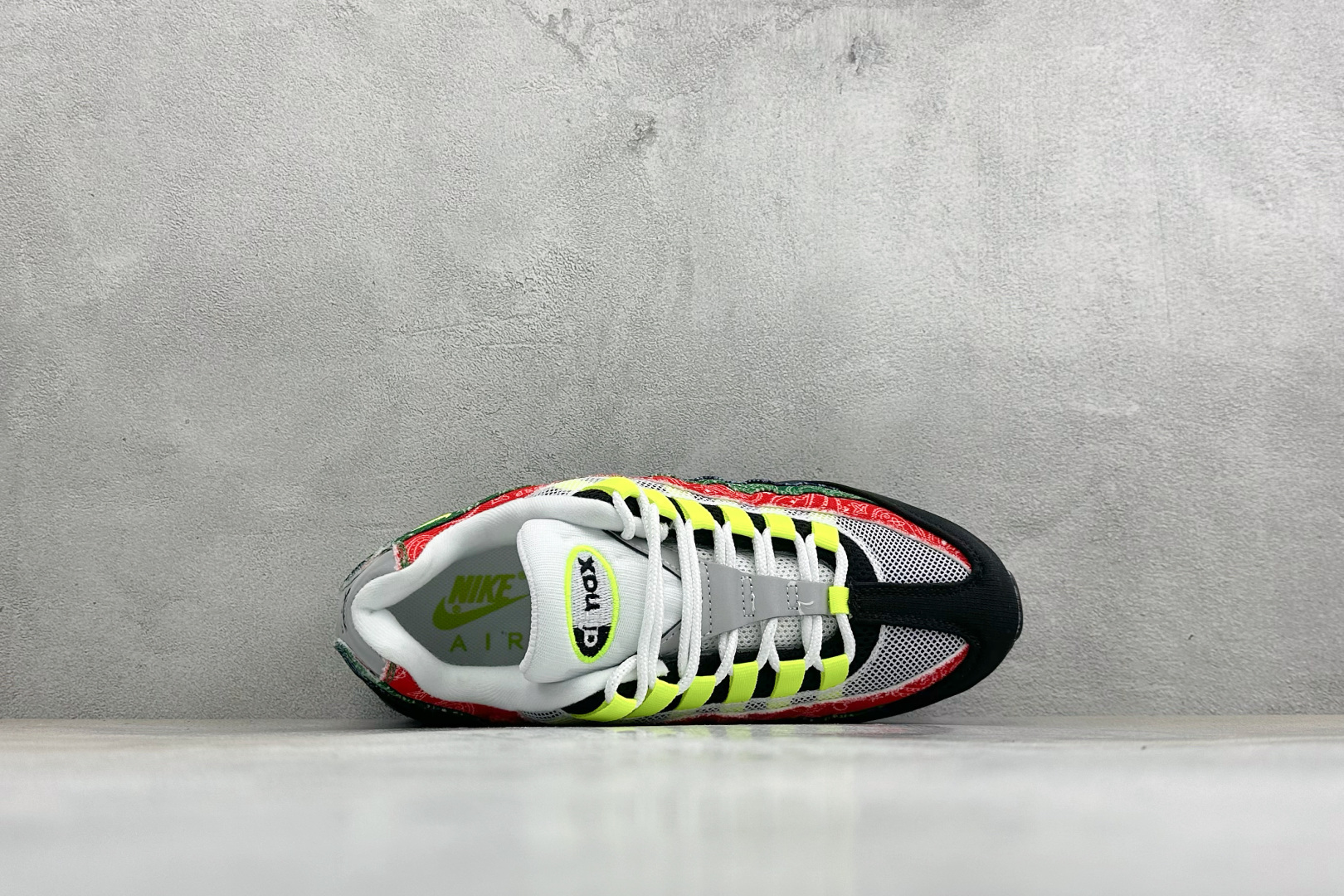 GS版NIKE AIR MAX 95 TT 气垫复古百搭休闲运动跑鞋 这双鞋采用前脚掌开窗式气垫 这种设计在当时是前所未