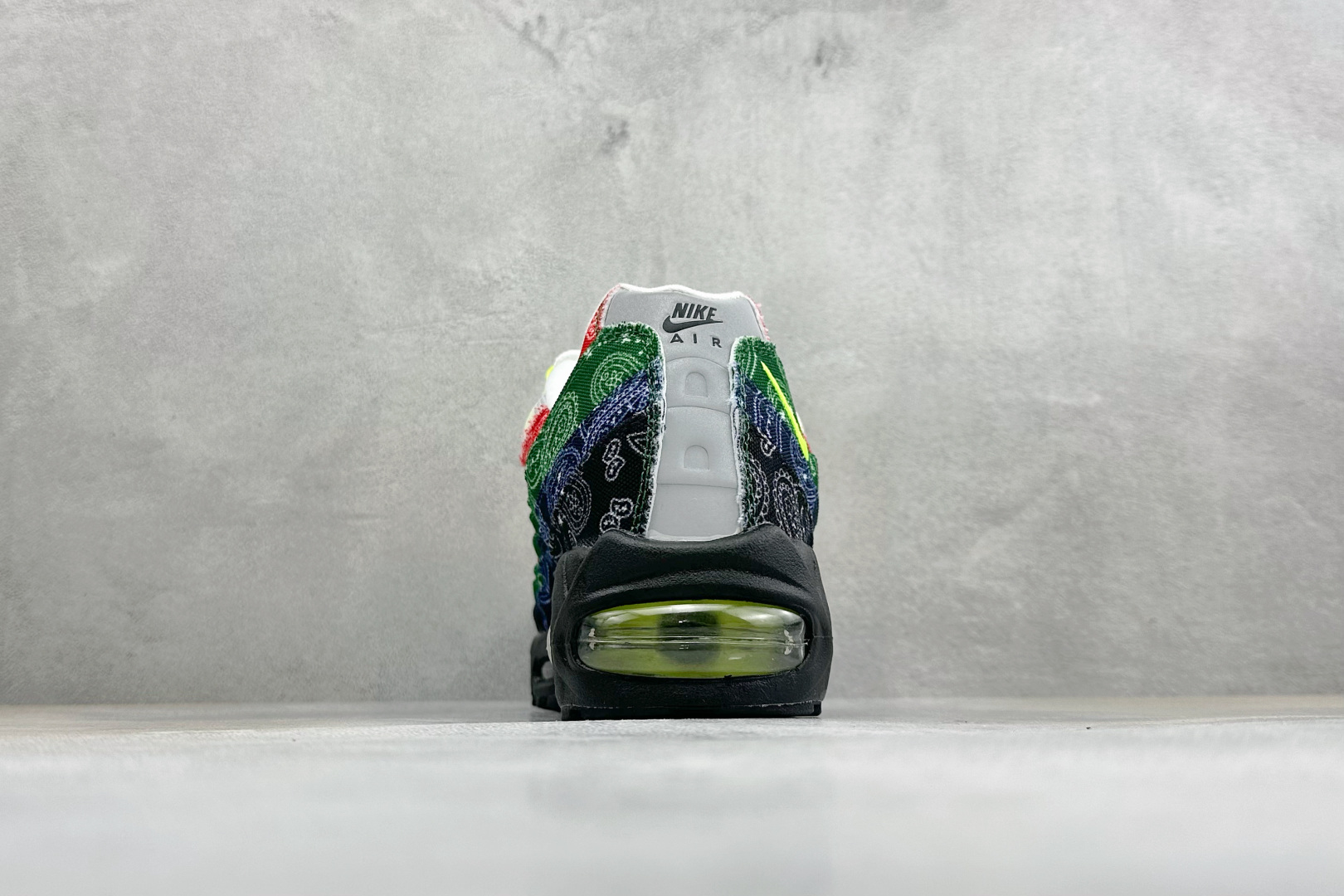 GS版NIKE AIR MAX 95 TT 气垫复古百搭休闲运动跑鞋 这双鞋采用前脚掌开窗式气垫 这种设计在当时是前所未