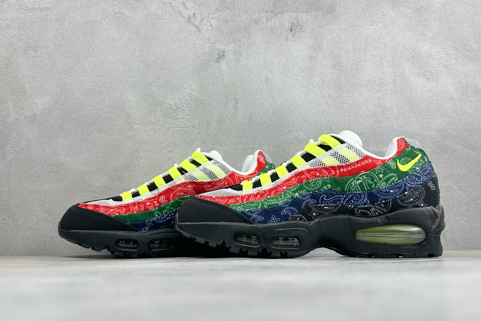GS版NIKE AIR MAX 95 TT 气垫复古百搭休闲运动跑鞋 这双鞋采用前脚掌开窗式气垫 这种设计在当时是前所未