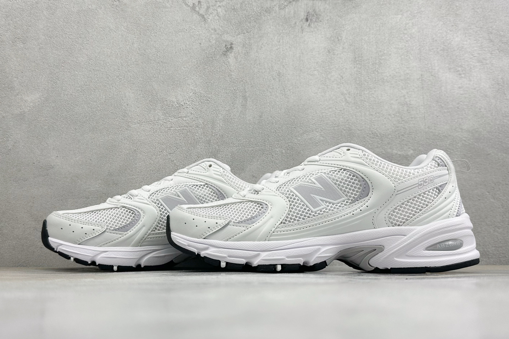 TG福利 New Balance NB530 新百伦复古透气跑步鞋 以皮革为主的人气轮廓 以极具复古风范的跑鞋外观呈现 