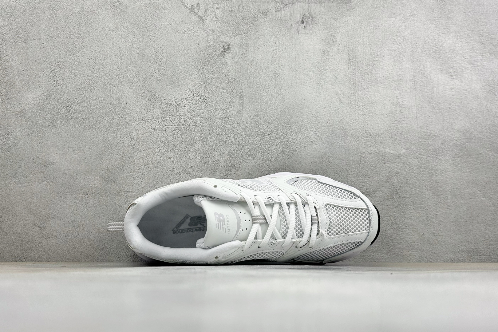 TG福利 New Balance NB530 新百伦复古透气跑步鞋 以皮革为主的人气轮廓 以极具复古风范的跑鞋外观呈现 
