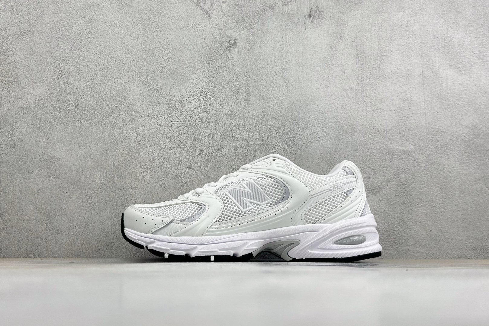 TG福利 New Balance NB530 新百伦复古透气跑步鞋 以皮革为主的人气轮廓 以极具复古风范的跑鞋外观呈现 