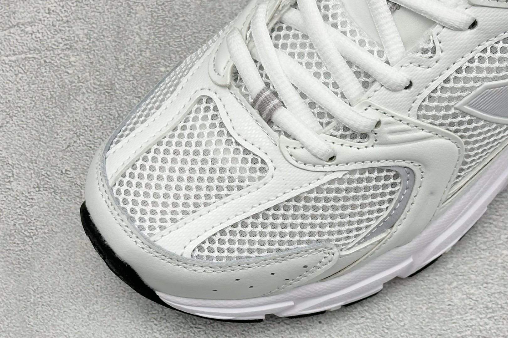 TG福利 New Balance NB530 新百伦复古透气跑步鞋 以皮革为主的人气轮廓 以极具复古风范的跑鞋外观呈现 