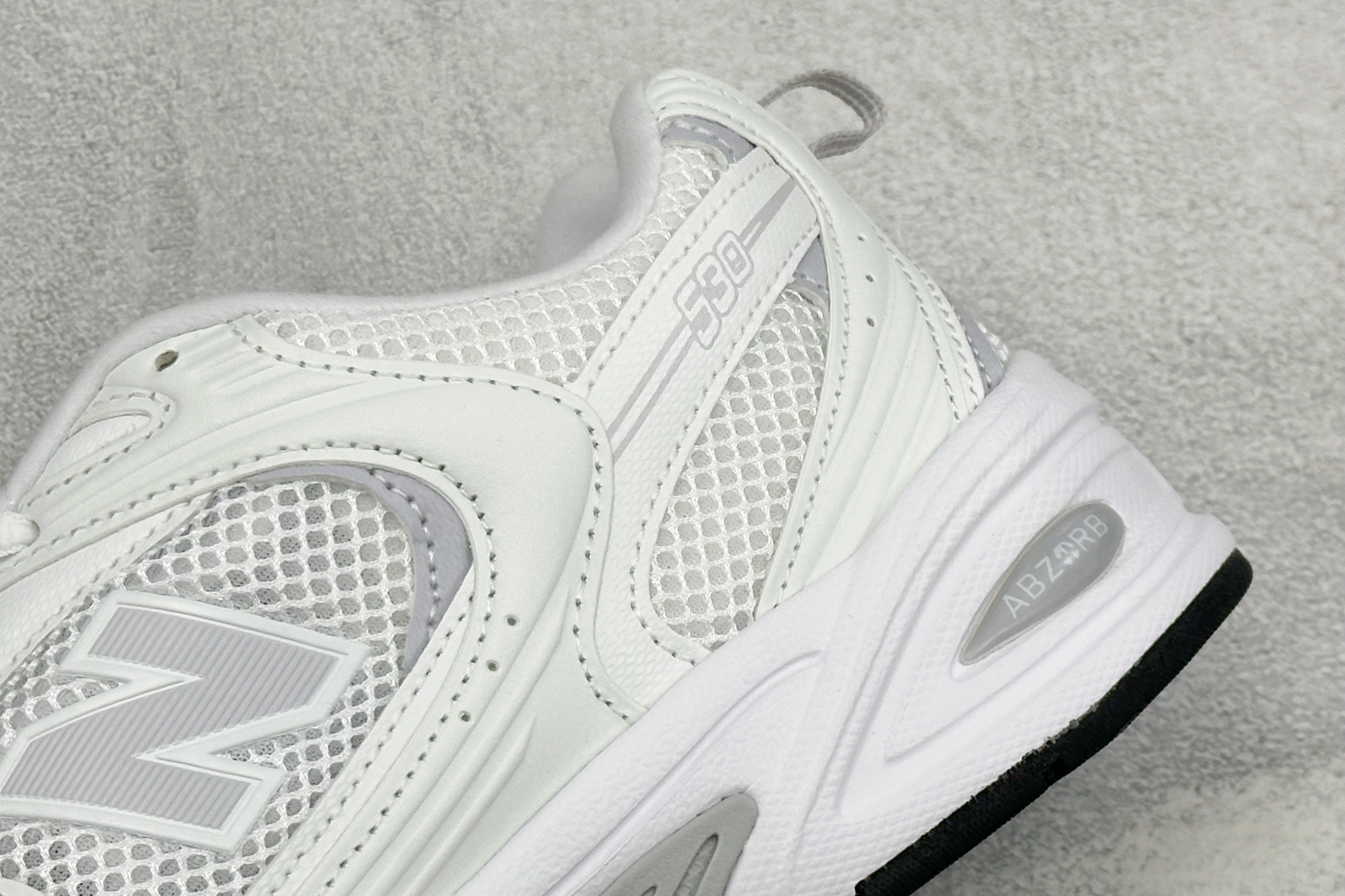 TG福利 New Balance NB530 新百伦复古透气跑步鞋 以皮革为主的人气轮廓 以极具复古风范的跑鞋外观呈现 