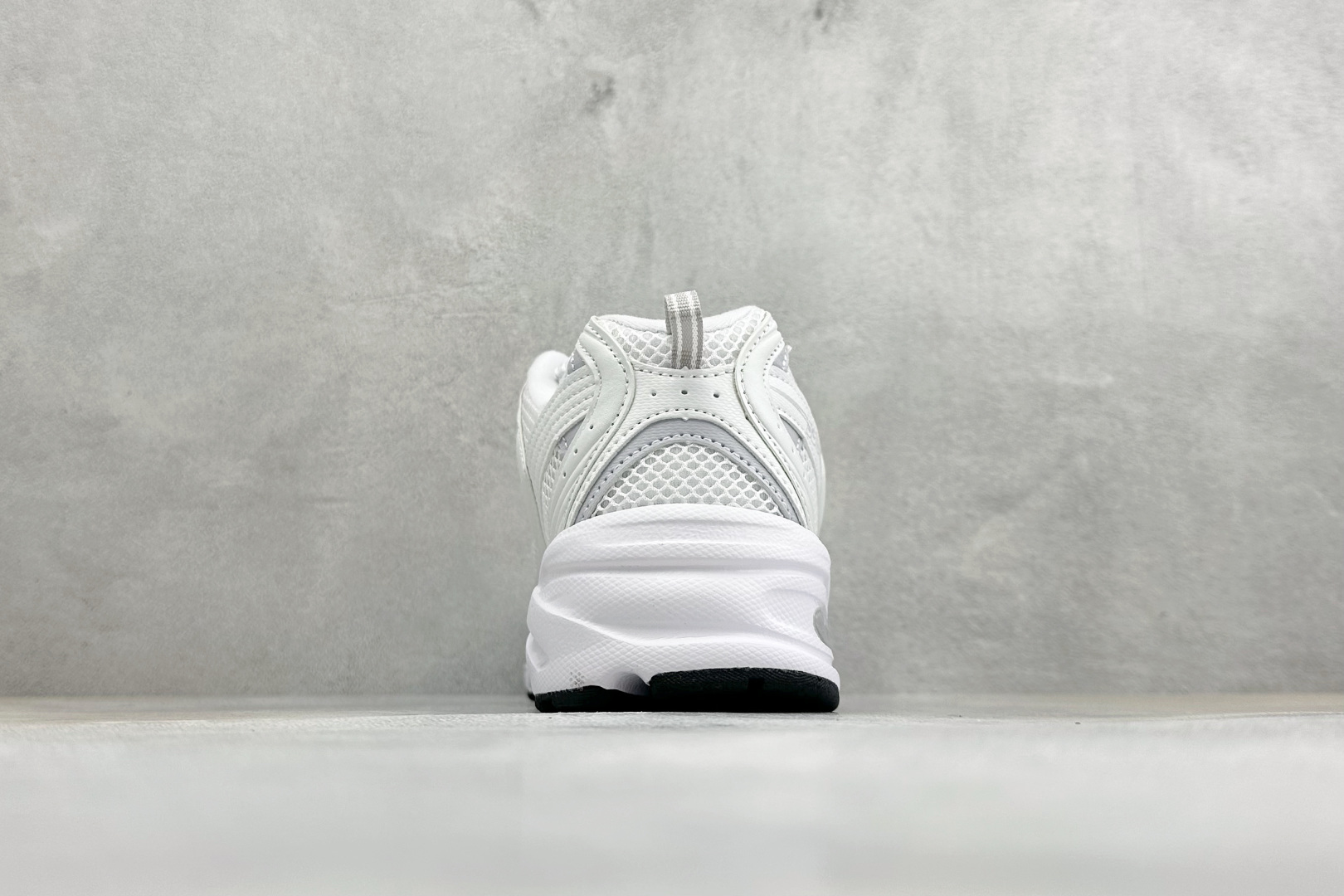 TG福利 New Balance NB530 新百伦复古透气跑步鞋 以皮革为主的人气轮廓 以极具复古风范的跑鞋外观呈现 