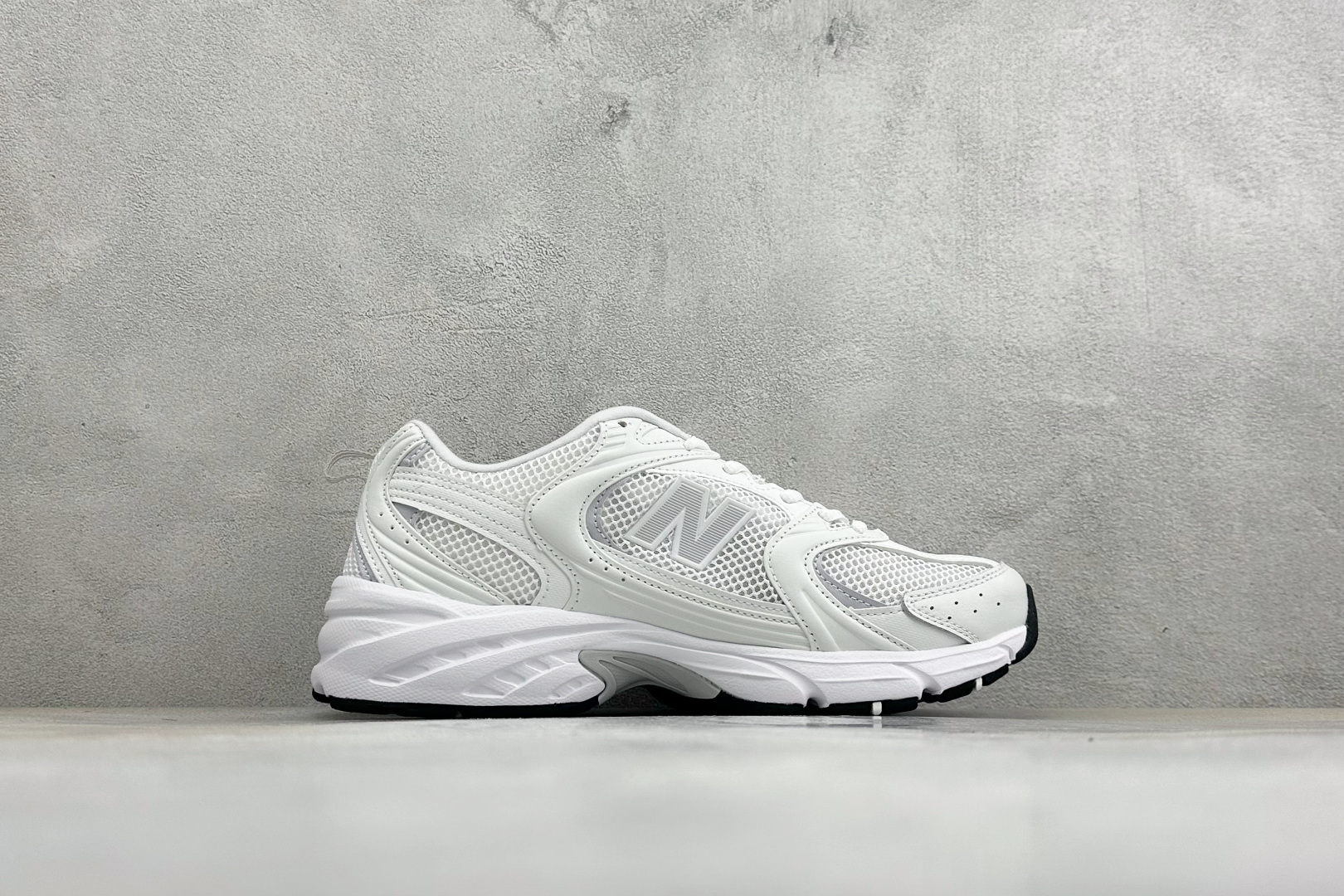 TG福利 New Balance NB530 新百伦复古透气跑步鞋 以皮革为主的人气轮廓 以极具复古风范的跑鞋外观呈现 
