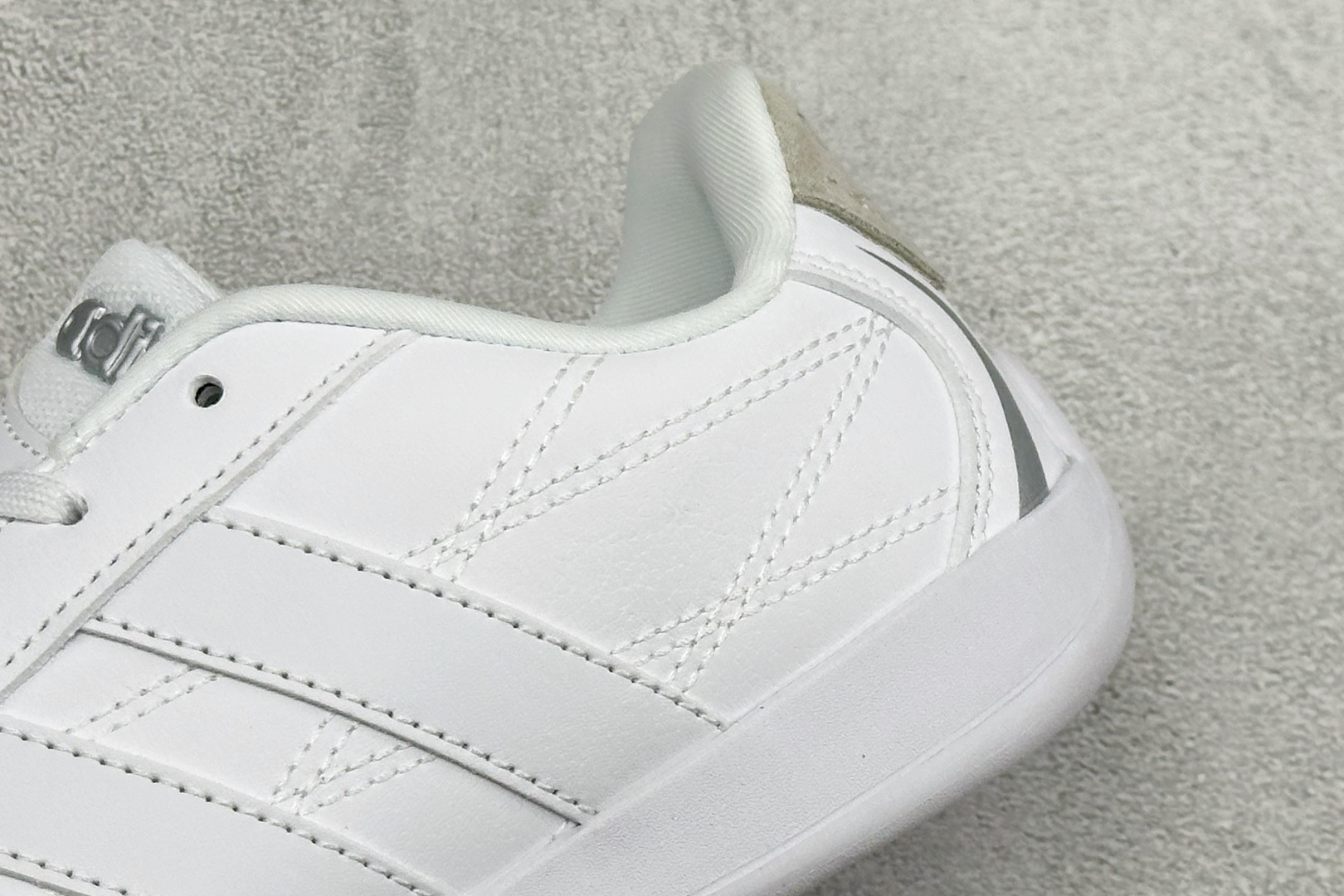 AD Adipista Trainers 舒适耐磨低帮休闲鞋 取材赛车服绗缝车线,鞋身流畅低趴,标志性三道杠,后跟环绕橡 AD Adipista Trainers 舒适耐磨低帮休闲鞋 取材赛车服绗缝车线,鞋身流畅低趴,标志性三道杠,后跟环绕橡