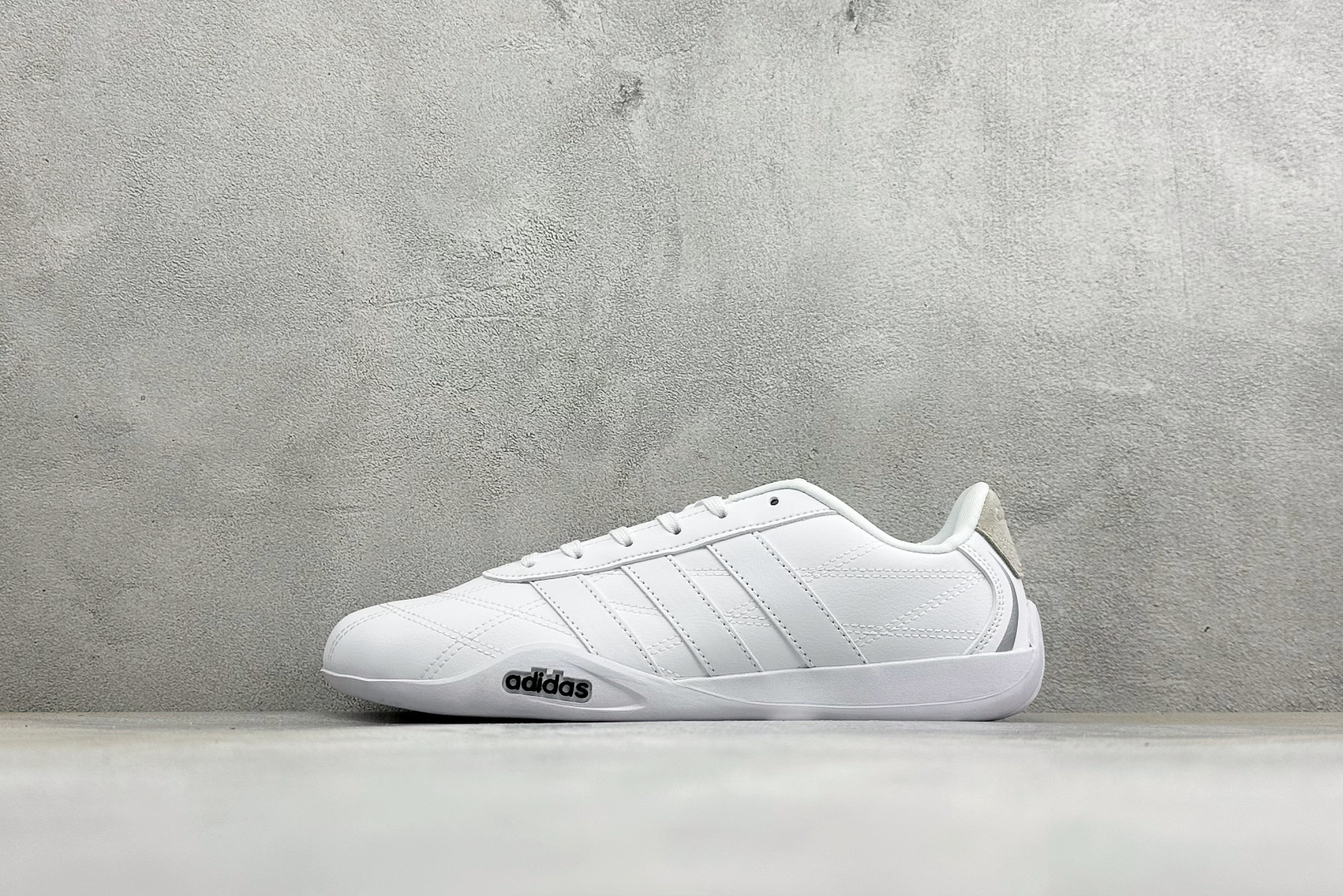 AD Adipista Trainers 舒适耐磨低帮休闲鞋 取材赛车服绗缝车线，鞋身流畅低趴，标志性三道杠，后跟环绕橡