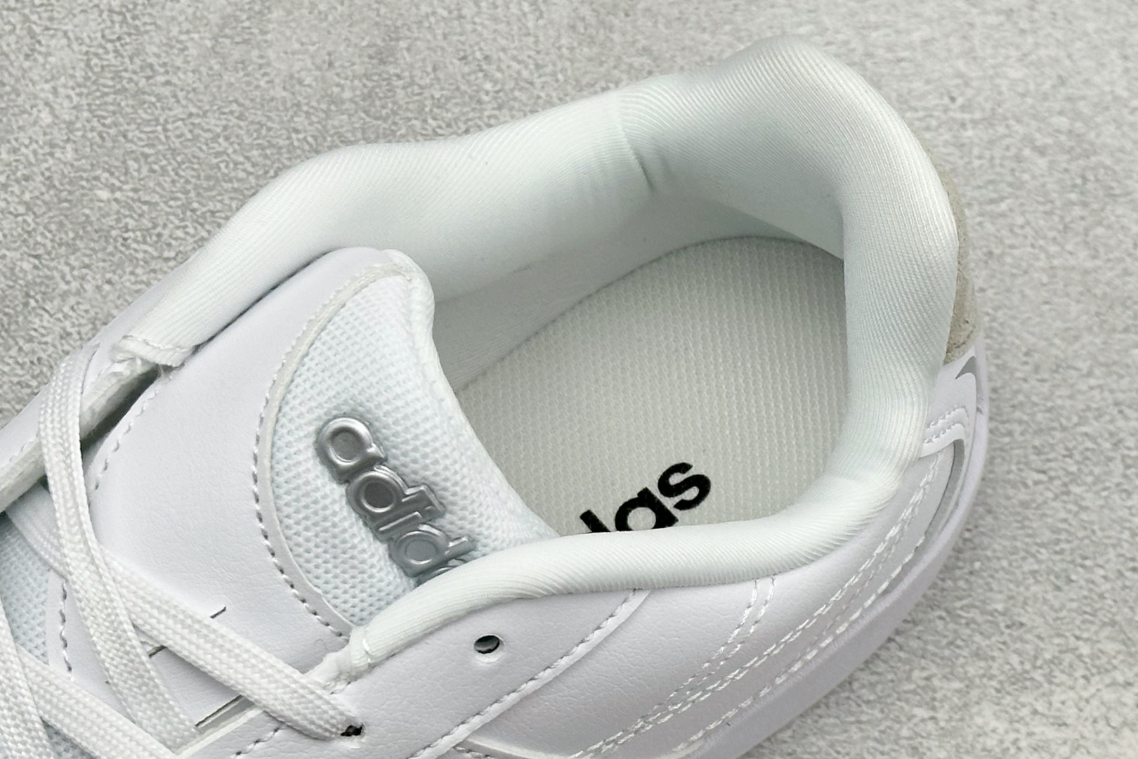AD Adipista Trainers 舒适耐磨低帮休闲鞋 取材赛车服绗缝车线,鞋身流畅低趴,标志性三道杠,后跟环绕橡 AD Adipista Trainers 舒适耐磨低帮休闲鞋 取材赛车服绗缝车线,鞋身流畅低趴,标志性三道杠,后跟环绕橡