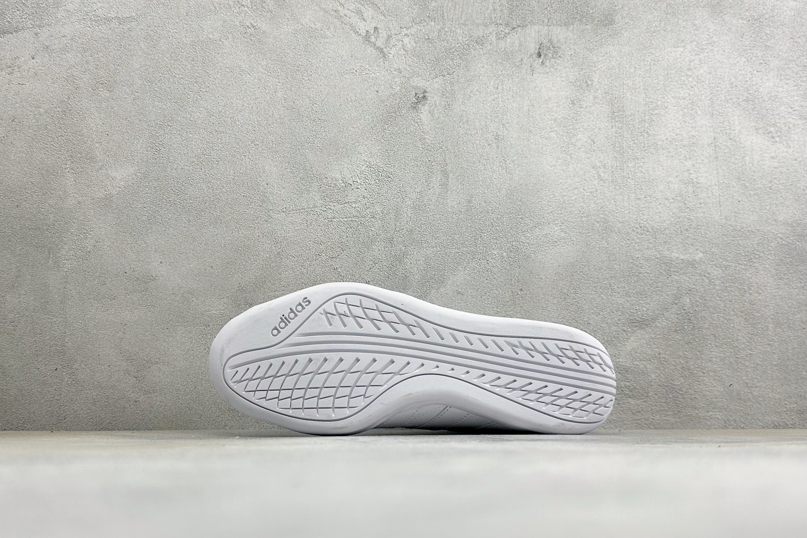 AD Adipista Trainers 舒适耐磨低帮休闲鞋 取材赛车服绗缝车线,鞋身流畅低趴,标志性三道杠,后跟环绕橡 AD Adipista Trainers 舒适耐磨低帮休闲鞋 取材赛车服绗缝车线,鞋身流畅低趴,标志性三道杠,后跟环绕橡