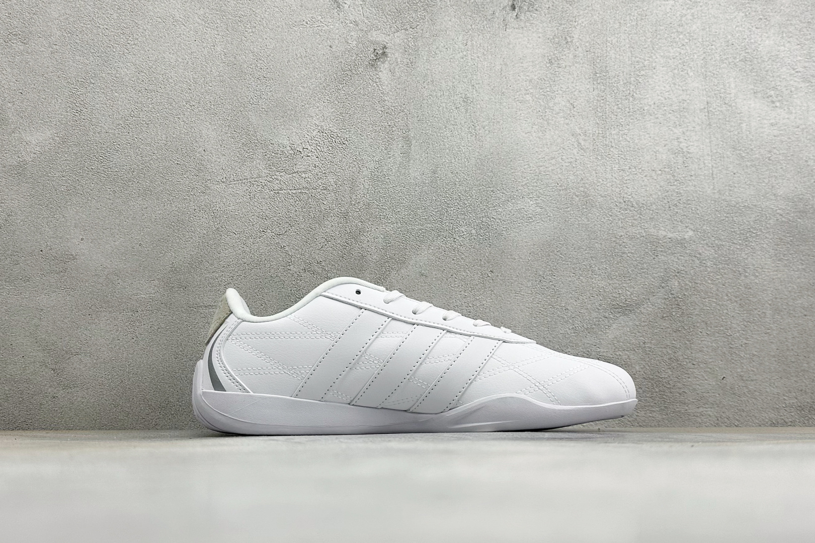 AD Adipista Trainers 舒适耐磨低帮休闲鞋 取材赛车服绗缝车线,鞋身流畅低趴,标志性三道杠,后跟环绕橡 AD Adipista Trainers 舒适耐磨低帮休闲鞋 取材赛车服绗缝车线,鞋身流畅低趴,标志性三道杠,后跟环绕橡