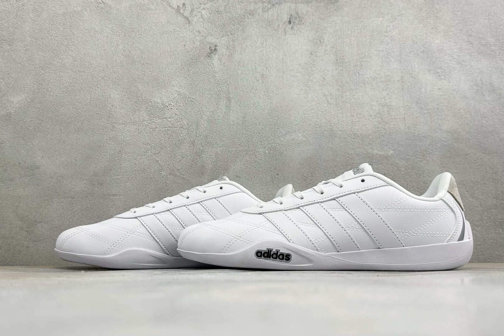 AD Adipista Trainers 舒适耐磨低帮休闲鞋 取材赛车服绗缝车线,鞋身流畅低趴,标志性三道杠,后跟环绕橡 AD Adipista Trainers 舒适耐磨低帮休闲鞋 取材赛车服绗缝车线,鞋身流畅低趴,标志性三道杠,后跟环绕橡
