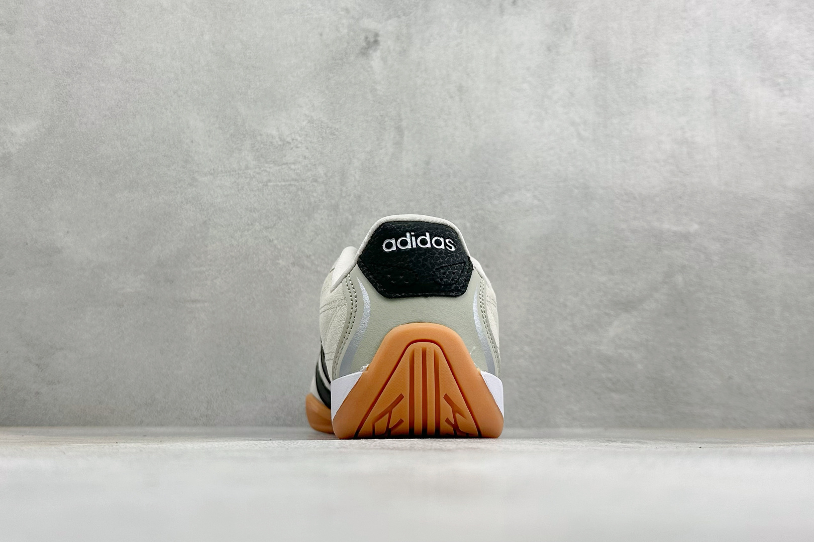 AD Adipista Trainers 舒适耐磨低帮休闲鞋 取材赛车服绗缝车线,鞋身流畅低趴,标志性三道杠,后跟环绕橡 AD Adipista Trainers 舒适耐磨低帮休闲鞋 取材赛车服绗缝车线,鞋身流畅低趴,标志性三道杠,后跟环绕橡