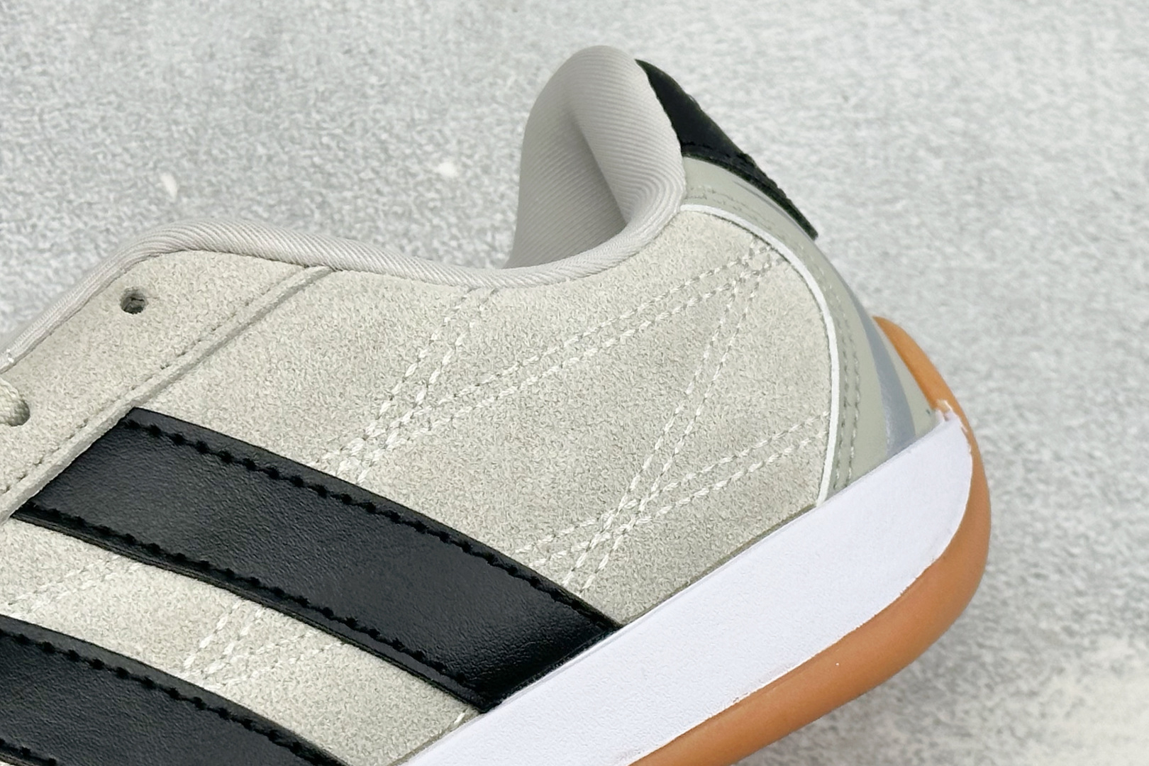 AD Adipista Trainers 舒适耐磨低帮休闲鞋 取材赛车服绗缝车线,鞋身流畅低趴,标志性三道杠,后跟环绕橡 AD Adipista Trainers 舒适耐磨低帮休闲鞋 取材赛车服绗缝车线,鞋身流畅低趴,标志性三道杠,后跟环绕橡